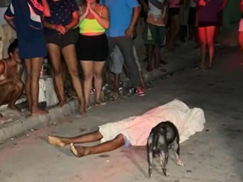 VÍDEO: Pistoleiros executam homem após ordenarem que família entrasse em casa, em Manaus