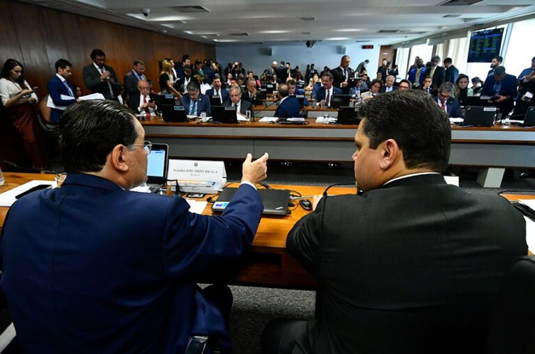 Imagem colorida mostra votação da Reforma Tributária na CCJ do Senado