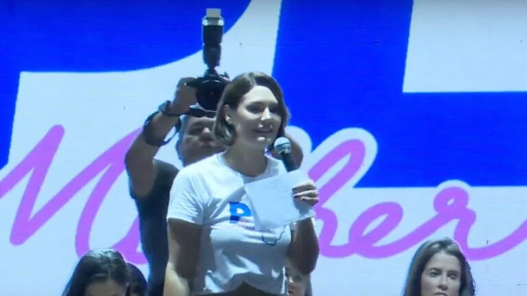 VÍDEO: Michelle Bolsonaro ironiza delação de Cid e demonstra "golpes" em evento