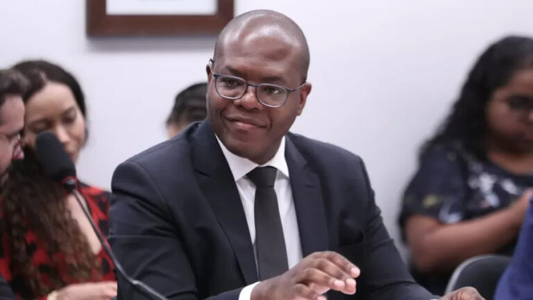 Câmara aprova convite para Silvio Almeida explicar visita da "dama do tráfico" ao ministério