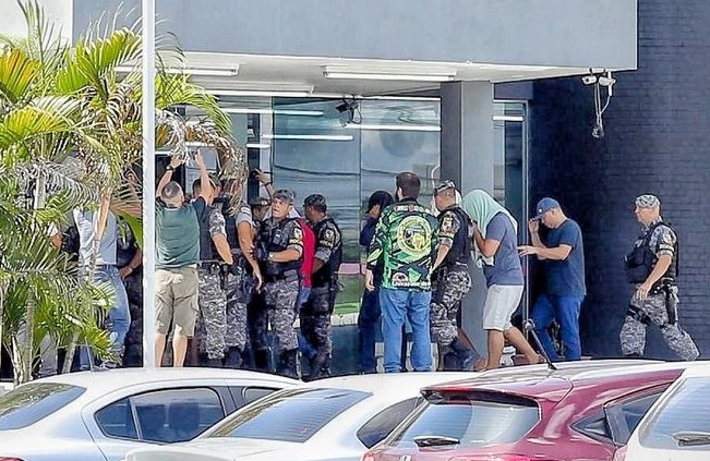 Justiça suspende salários e afasta PM’s acusados de chacina em Manaus