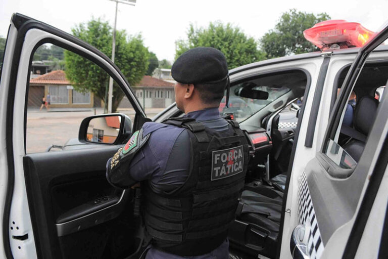 Homem é preso por porte ilegal de arma de fogo e roubo em Coari