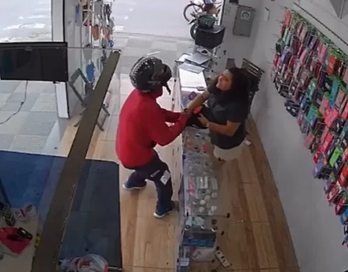 VÍDEO: Vítima toma arma de ladrão e evita assalto, em São Paulo