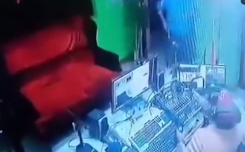 VÍDEO: Homem se passa por cliente, entra em estação de rádio e mata locutor
