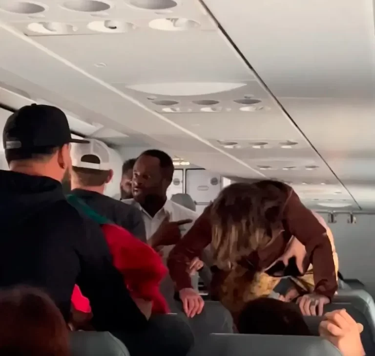 VÍDEO: Mulher “possuída” causa pânico dentro de avião nos EUA