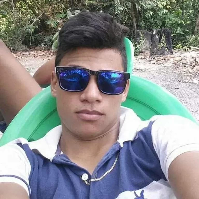 Servidor público morre após sofrer infarto e bater com moto em poste, no Tocantins