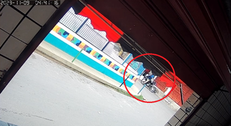VÍDEO: Mulher impede que dupla em moto sequestre criança, em Manaus