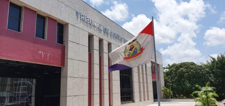 TCE-AM entrega “Colar do Mérito de Contas” para 14 homenageados