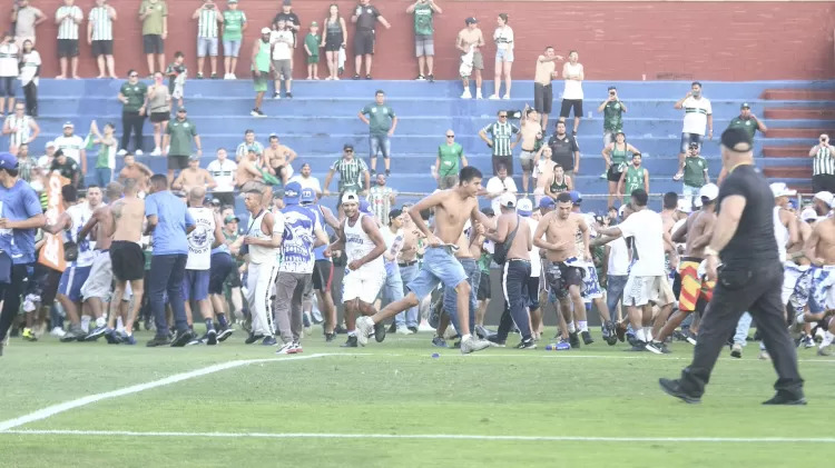 Jogo entre Coritiba e Cruzeiro no Brasileirão acaba com invasão e briga