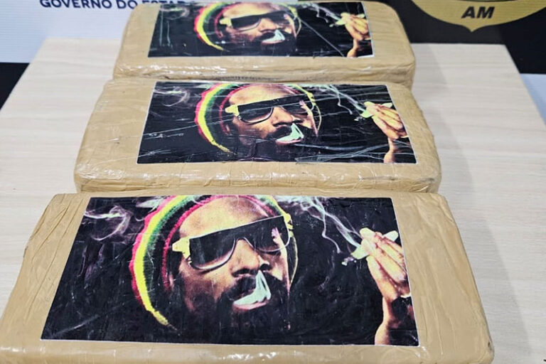 Dois homens são presos com três quilos de maconha, no bairro Tarumã