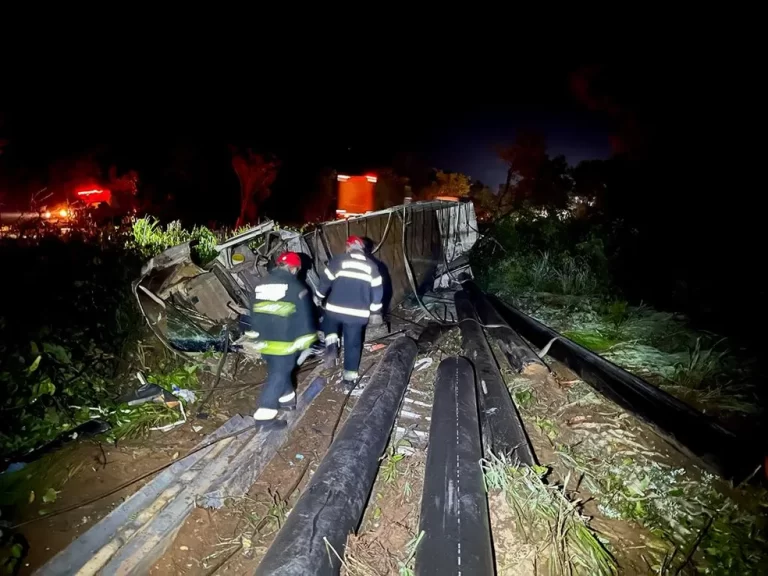 Acidente entre caminhonete e caminhão mata motoristas na BR-153