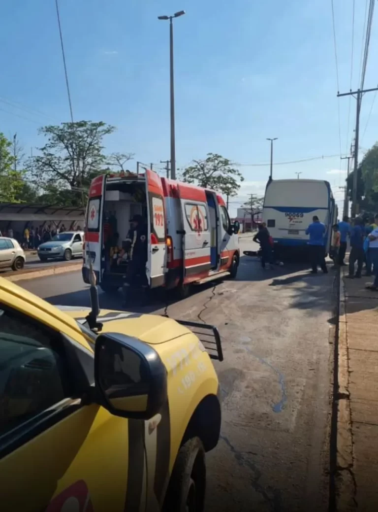 Motociclista fica ferido após bater em traseira de ônibus, em Palmas