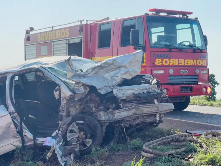 Batida entre carro e caminhonete deixa um morto e três feridos no Tocantins