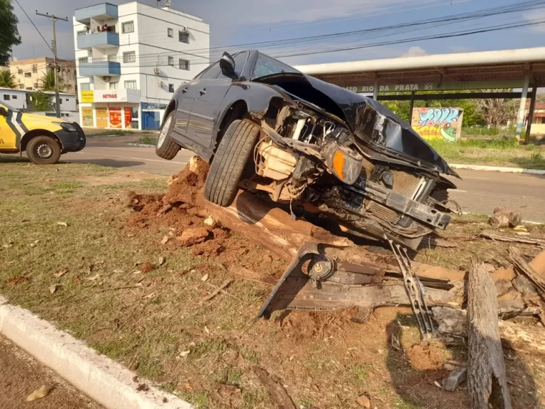 Carro fica preso em cima de tronco após acidente em Palmas