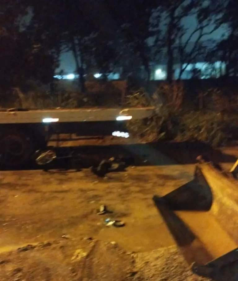 Motociclista morre em acidente após bater em caminhão
