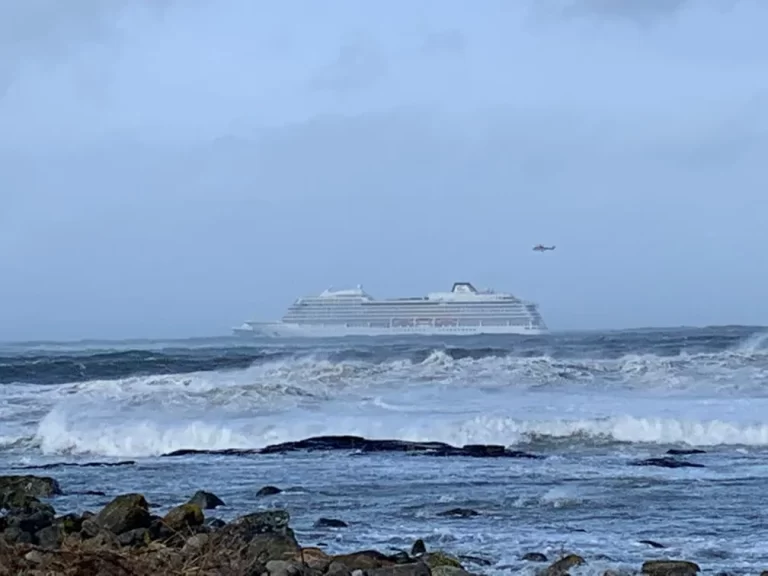 Cruzeiro é atingido por onda gigante no Mar do Norte