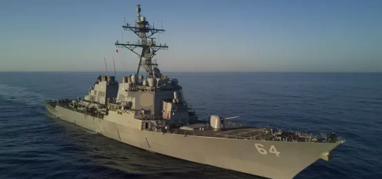 Navio militar dos EUA é atacado por grupo rebelde no Mar Vermelho