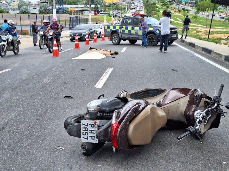 VÍDEO: Homem tem a cabeça esmagada por caminhão após se desequilibrar de moto, em Manaus
