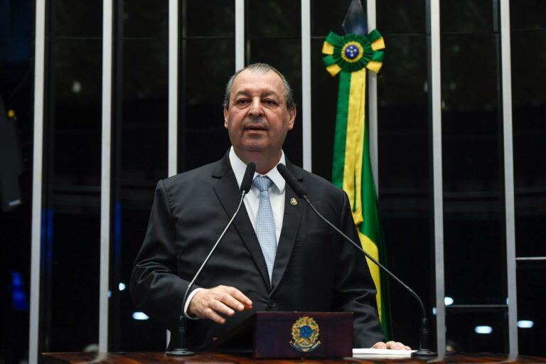Omar diz exercer papel importante no Senado, mas não descarta volta ao Governo do AM