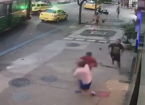 VÍDEO: Homem é espancado por bandidos ao tentar ajudar vítima de assalto no RJ