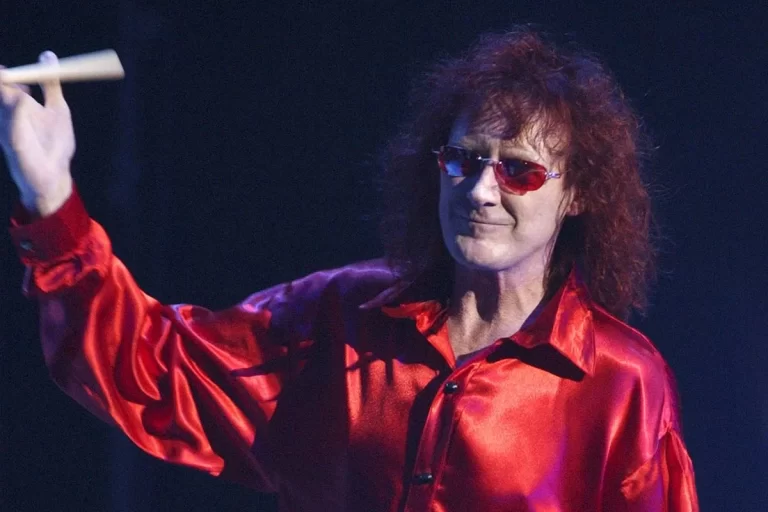 Morre aos 77 anos o baterista original do AC/DC, Colin Burgess