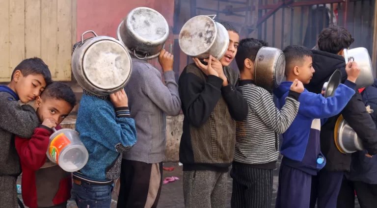 Crianças sofrem com falta de comida em Gaza