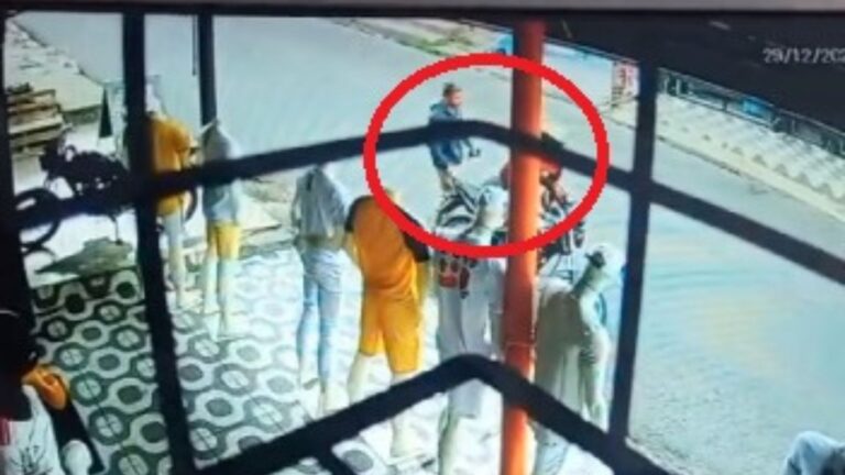 VÍDEOS: Dupla entra em loja de roupas e rouba celulares de clientes e funcionários, em Manaus