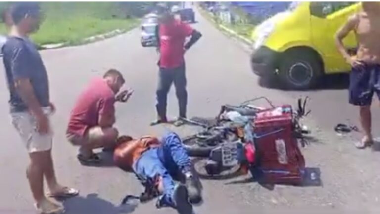 VÍDEO: Acidente envolvendo moto e caminhão deixa uma pessoa ferida, em Manaus VÍDEO: Acidente envolvendo moto e caminhão deixa uma pessoa ferida, em Manaus