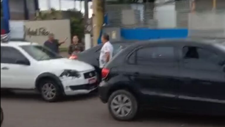 VÍDEO: carro bate traseira de outros dois veículos e congestiona trânsito em Manaus