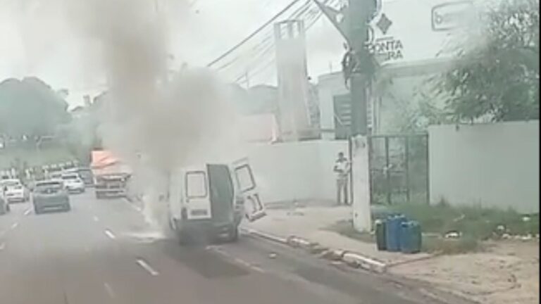 VÍDEOS: Carro fica destruído após sofrer pane elétrica e pegar fogo em Manaus