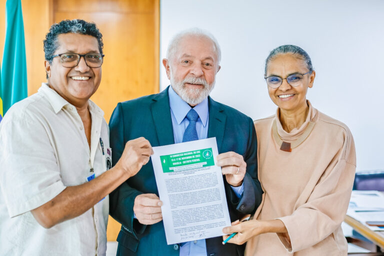 Populações extrativistas entregam documento para Lula e Marina, que reforçam defesa dos territórios da Amazônia Populações extrativistas entregam documento para Lula e Marina, que reforçam defesa dos territórios da Amazônia