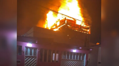 VÍDEOS: Edifício de quatro andares pega fogo e fica completamente destruído, em Manaus