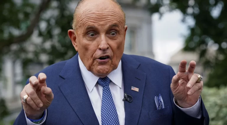 Ex-prefeito de NY, Rudolph Giuliani declara falência após condenação