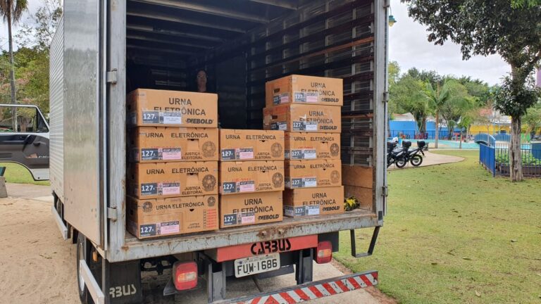 Caminhão com 412 urnas do TRE-AM pega fogo a caminho de Manaus