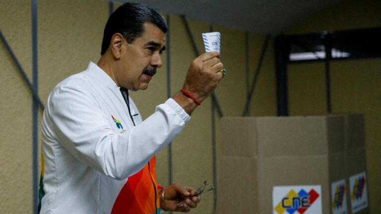 Venezuelanos aprovam proposta de Maduro em reivindicar território na Guiana
