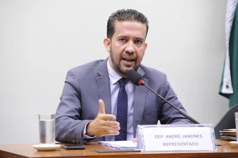 Pedido de cassação de Janones vai para Conselho de Ética