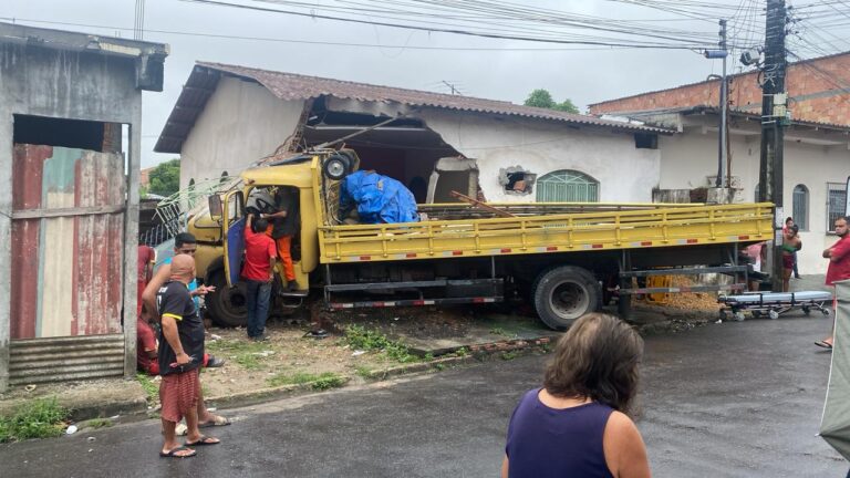 VÍDEO: Sem freio, caminhão atropela motociclista e invade casa, em Manaus