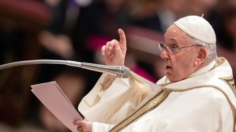 Papa Francisco anuncia permissão para bençãos a casais do mesmo sexo