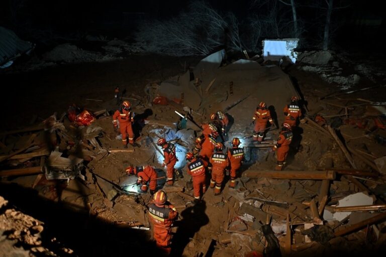VÍDEO: Sobe para 131 o número de vítimas de terremoto na China; temperatura dificulta resgate