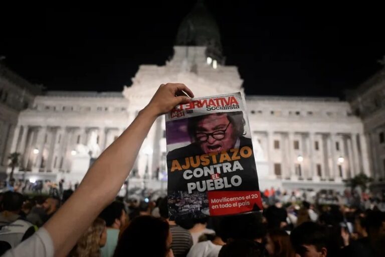 VÍDEO: Panelaço contra Milei termina em prisões e violência