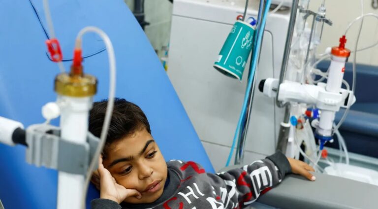 “Tenho medo de morrer antes de ver minha família”, diz paciente renal de 10 anos em Gaza