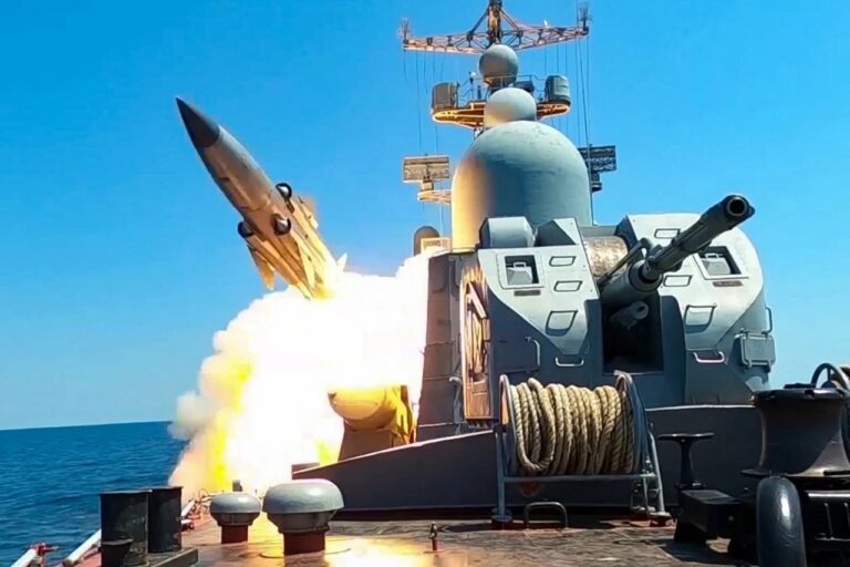Rússia mantêm mais de 800 mísseis em direção a Ucrânia enquanto EUA libera R$ 1,2 bilhões para guerra