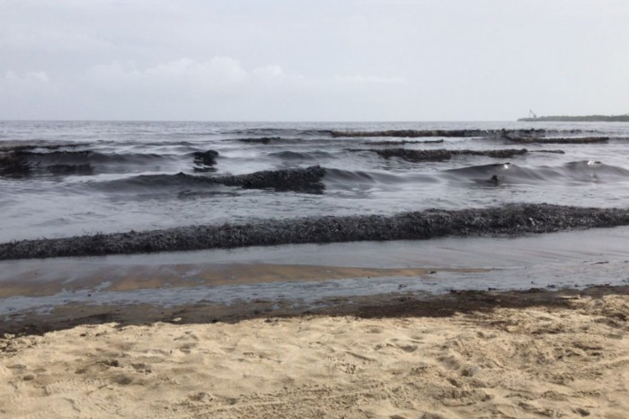 VÍDEO: Vazamento de refinaria contamina praias na Venezuela