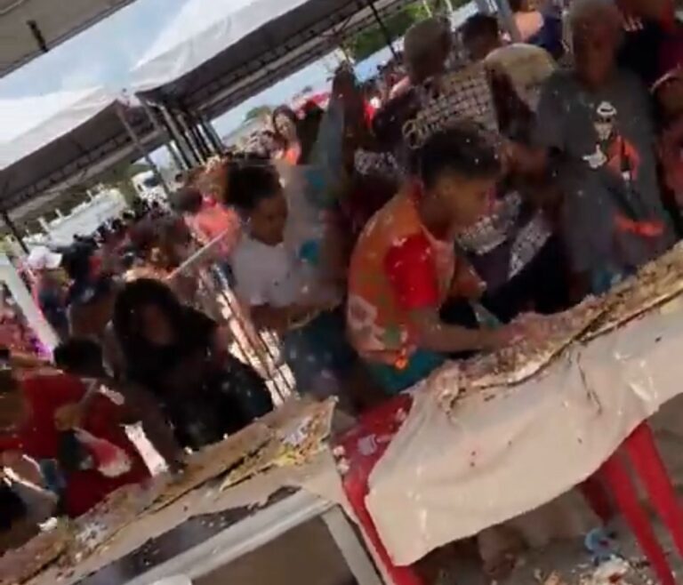 VÍDEO: “Convidados” de aniversário destroem bolo de 62 metros em segundos