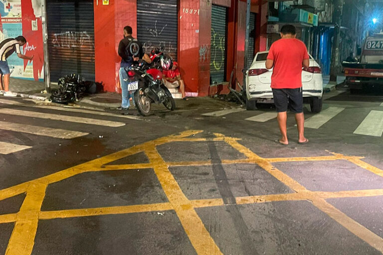 Motociclista colide com carro no Centro de Manaus e morre a caminho do hospital