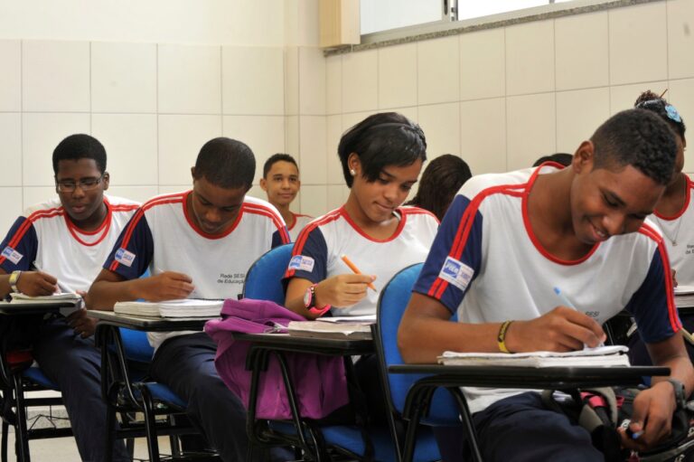 Senado aprova Projeto de Lei que cria bolsas para alunos do Ensino Médio