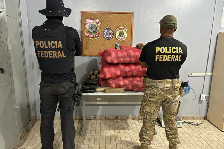 Em Tabatinga, PF apreende 40 quilos de drogas em sacos de vassouras