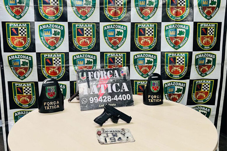 Em Manaus, homem é preso em posse de arma falsa e moto roubada