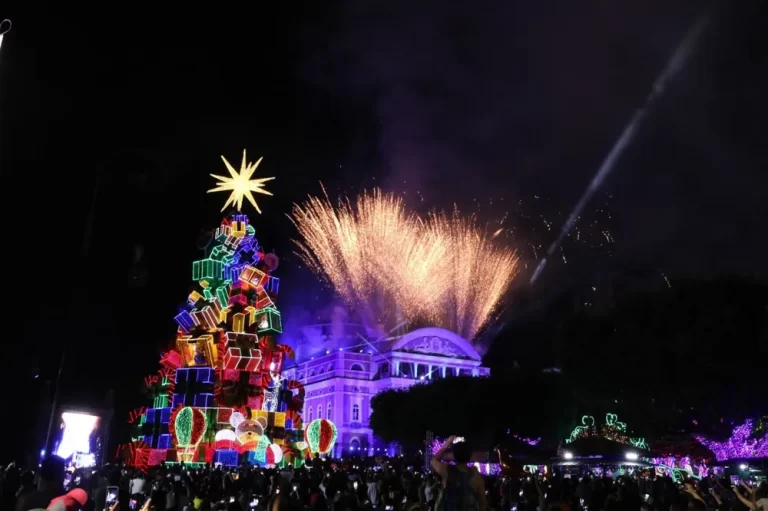 Árvore de Natal do Largo de São Sebastião é inaugurada nesta sexta-feira (8)