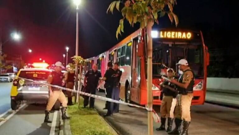VÍDEO: Mulher é esmagada por ônibus enquanto entregava currículos em Curitiba